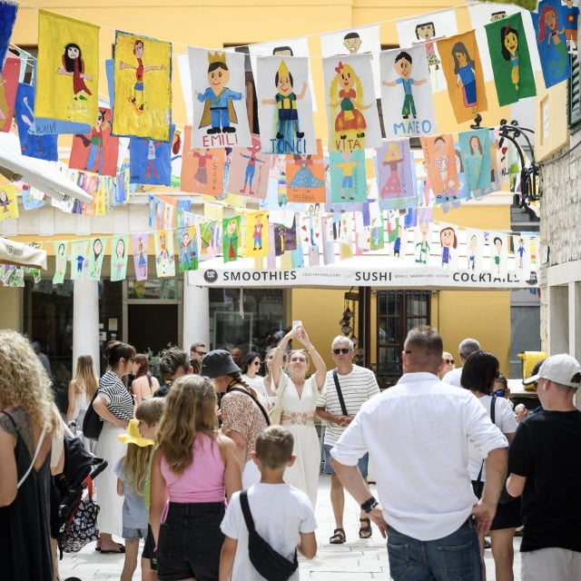 <p>&Scaron;to se tiče prvih pet mjeseci, &Scaron;ibenik bilježi rast od 15 posto i u noćenjima i u dolascima, kaže direktor Turističke zajednice grada &Scaron;ibenika&nbsp;Dino Karađole&nbsp;</p>