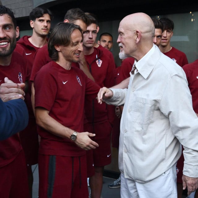 <p>Mateo Kovačić, Luka Modric i John Malkovich</p>