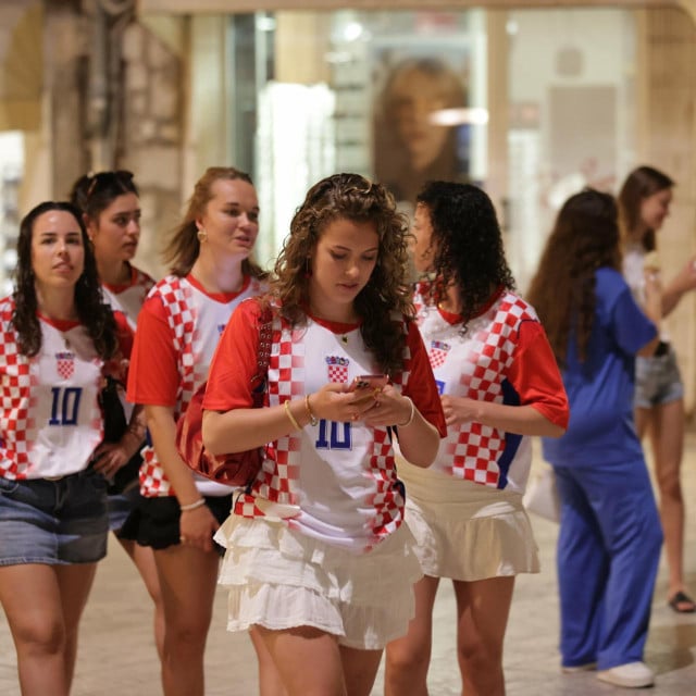 <p>Mlade navijačice u i&scaron;čekivanju sraza s Engleskom&nbsp;</p>