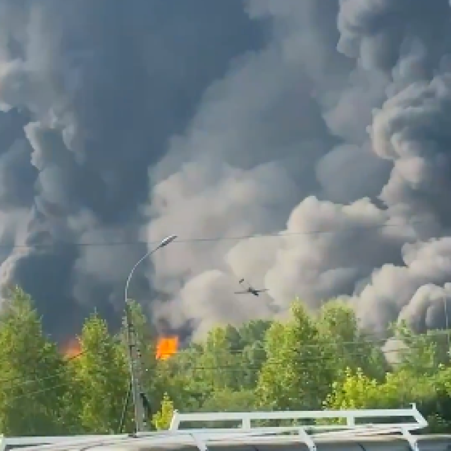 <p>Golemi oblak dima nakon ukrajinskog napada dronom na rusku tvornicu Azot u Novomoskovsku&nbsp;<br>
&nbsp;</p>