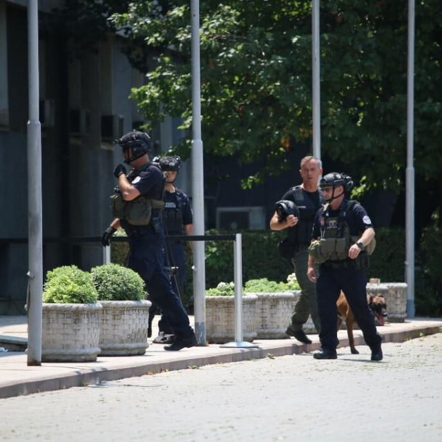 <p>Pet osoba uhićeno je u nedjelju na Kosovu tijekom zajedničke operacije Ureda posebnog tužiteljstva i Policije Kosova</p>
