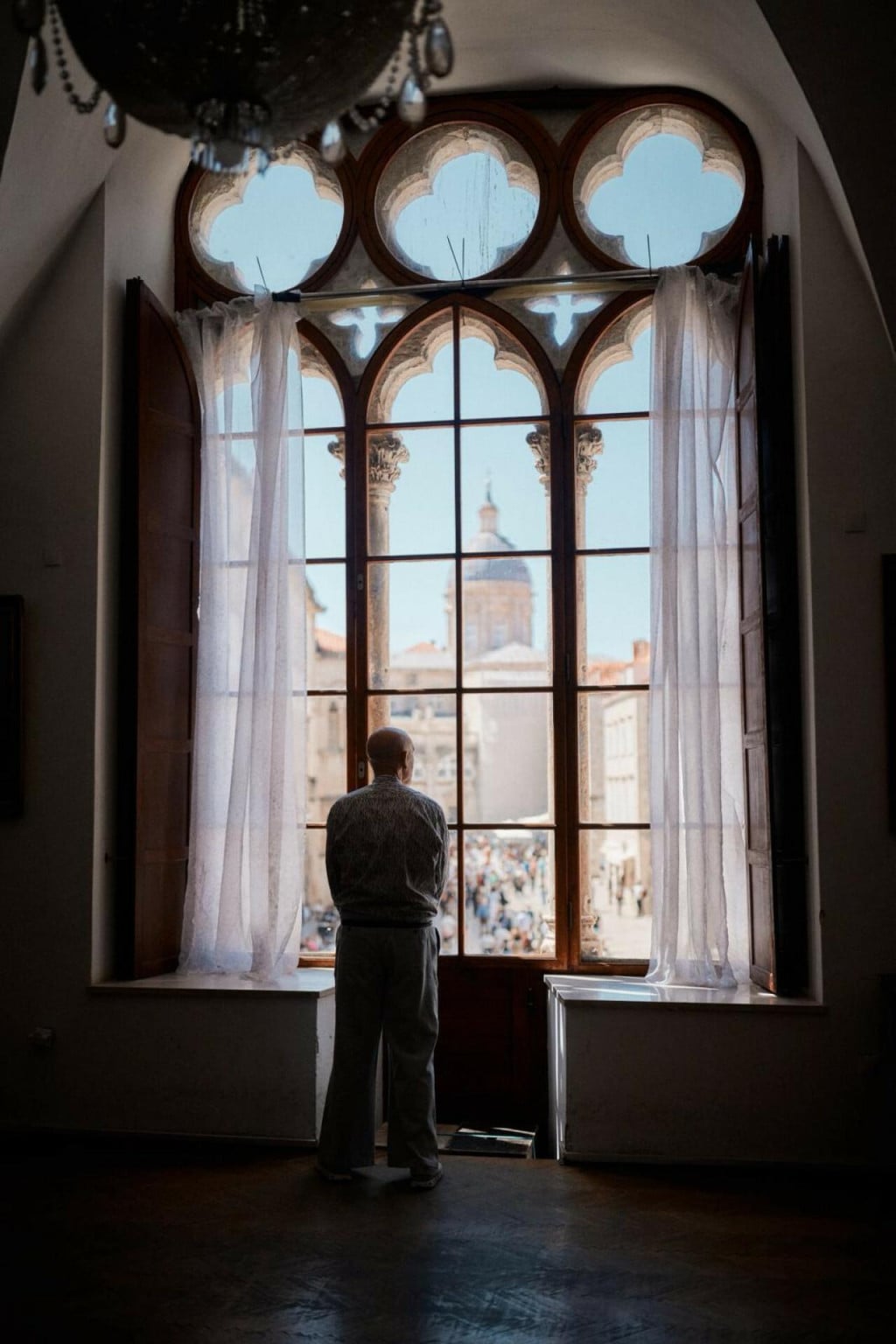 <p>John Malkovich na prozoru palače Sponza</p>