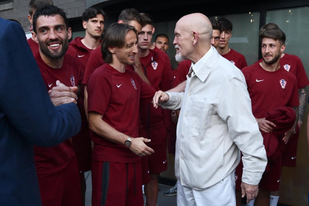 <p>Mateo Kovačić, Luka Modric i John Malkovich</p>