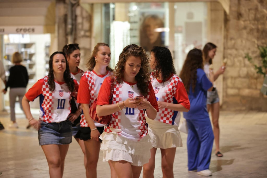 <p>Mlade navijačice u i&scaron;čekivanju sraza s Engleskom&nbsp;</p>