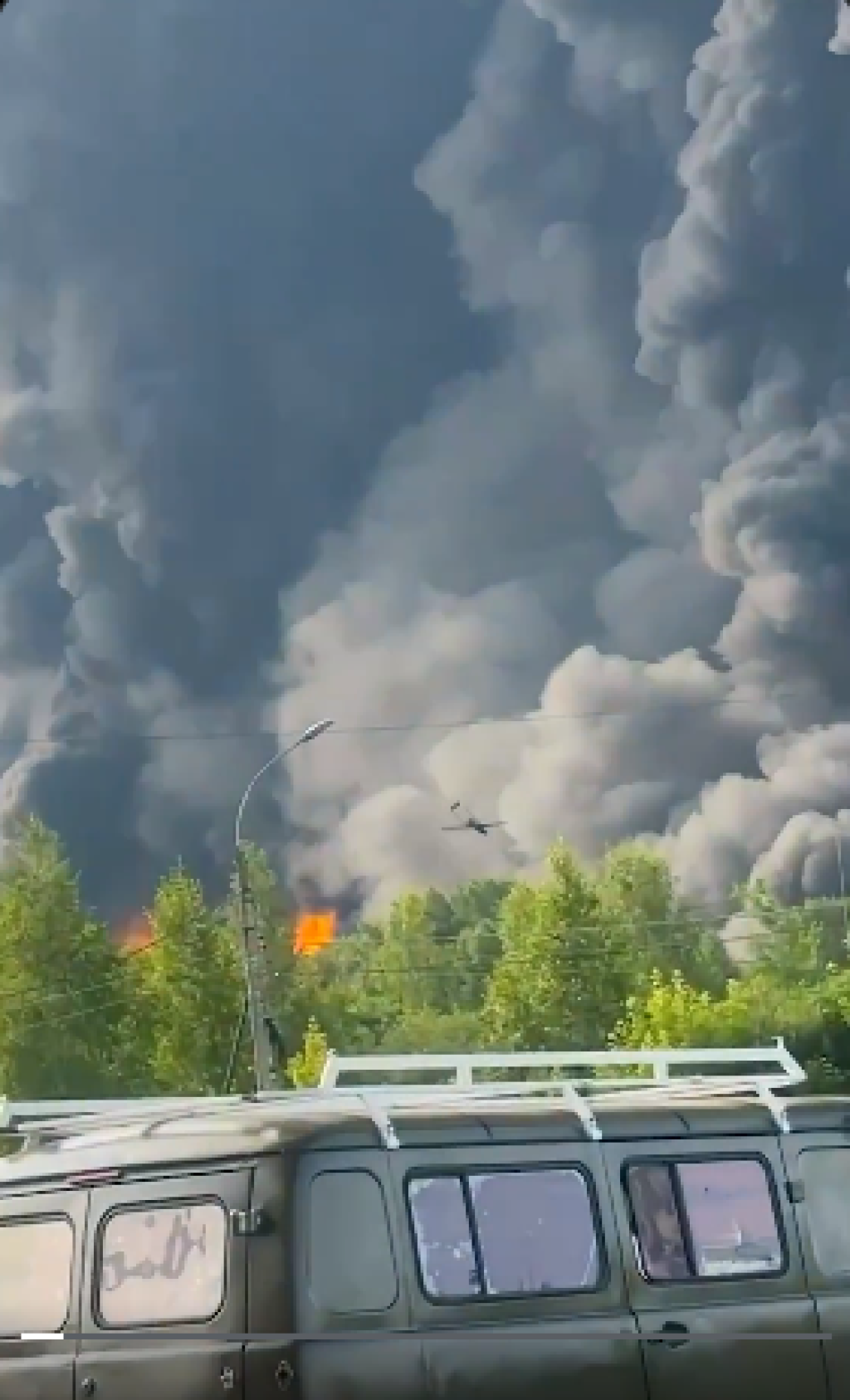 <p>Golemi oblak dima nakon ukrajinskog napada dronom na rusku tvornicu Azot u Novomoskovsku&nbsp;<br>
&nbsp;</p>