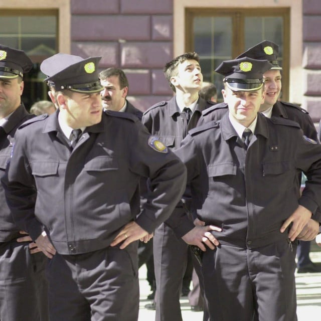<p>Policajci ispred sarajevske katedrali na misi za ubijenog Jozu Leutara</p>

<p>&nbsp;</p>

<p>&nbsp;</p>