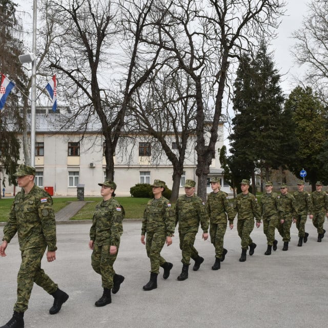 <p>Ročnici koji su pro&scaron;li liječnički pregled dolaze na svečanu prisegu</p>