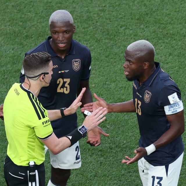 <p>Enner Valencia i&nbsp;Moises Caicedo u razgovoru sa sucem&nbsp;Francoisom Letexierom</p>