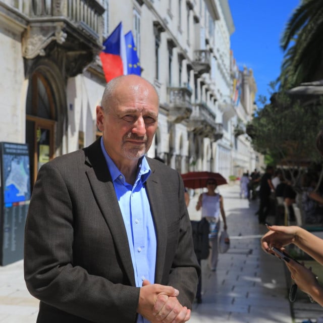 <p>Split, 150626.<br>
Če&scaron;ki veleposlanik u Hrvatskoj Petr Gandalovič&nbsp;dao je izjavu nakon pomorske nesreće u kojoj su poginula četiri če&scaron;ka turista<br>