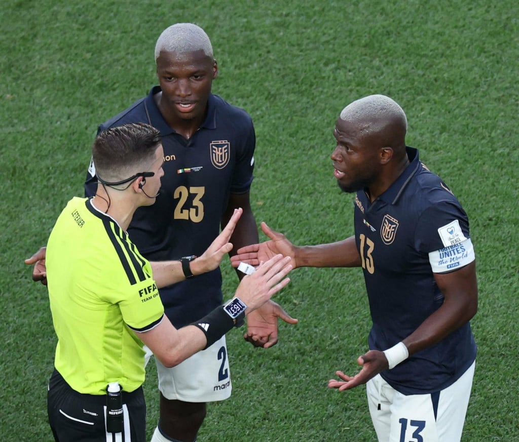 <p>Enner Valencia i&nbsp;Moises Caicedo u razgovoru sa sucem&nbsp;referee Francoisom Letexierom.</p>