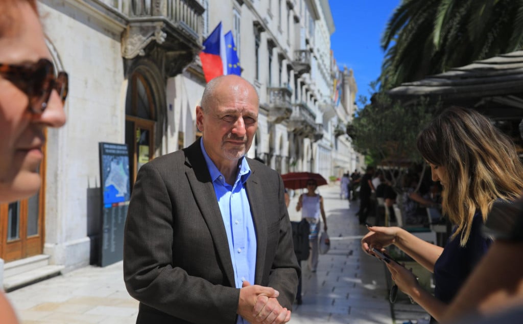 <p>Split, 150626.<br>
Če&scaron;ki veleposlanik u Hrvatskoj Petr Gandalovič&nbsp;dao je izjavu nakon pomorske nesreće u kojoj su poginula četiri če&scaron;ka turista<br>