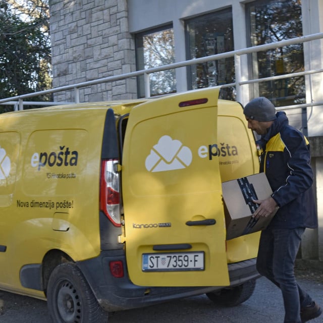 <p>Brstanovo, 191223.<br>
Prica o Anti Prdicu, postaru koji donosi postu stanovnicima Brstanova i zaseoka oko Brstanova.<br>
Na fotografiji: sjediste poste u Dugopolju.<br>