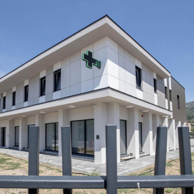<p>Nova zgrada Ljekarne SDŽ u Ka&scaron;tel Gomilici u zavr&scaron;noj fazi uređenja</p>