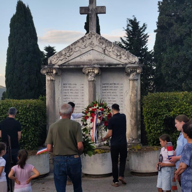 <p>Polaganje cvijeća kod mjesta stradanja na Žbarama</p>