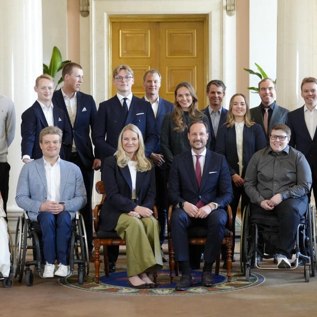 <p>Prijestolonasljednica Mette-Marit od Norve&scaron;ke (prednji red, CL), prijestolonasljednik Haakon od Norve&scaron;ke (prednji red, CRL), princ Sverre Magnus od Norve&scaron;ke (stražnji red, 4L) i princeza Ingrid Alexandra od Norve&scaron;ke (stražnji red, 6R) poziraju s sporta&scaron;ima tijekom prijema za norve&scaron;ke sporta&scaron;e s Paraolimpijskih igara u Milanu i Cortini 2026. u Palači 10. travnja 2026.</p>