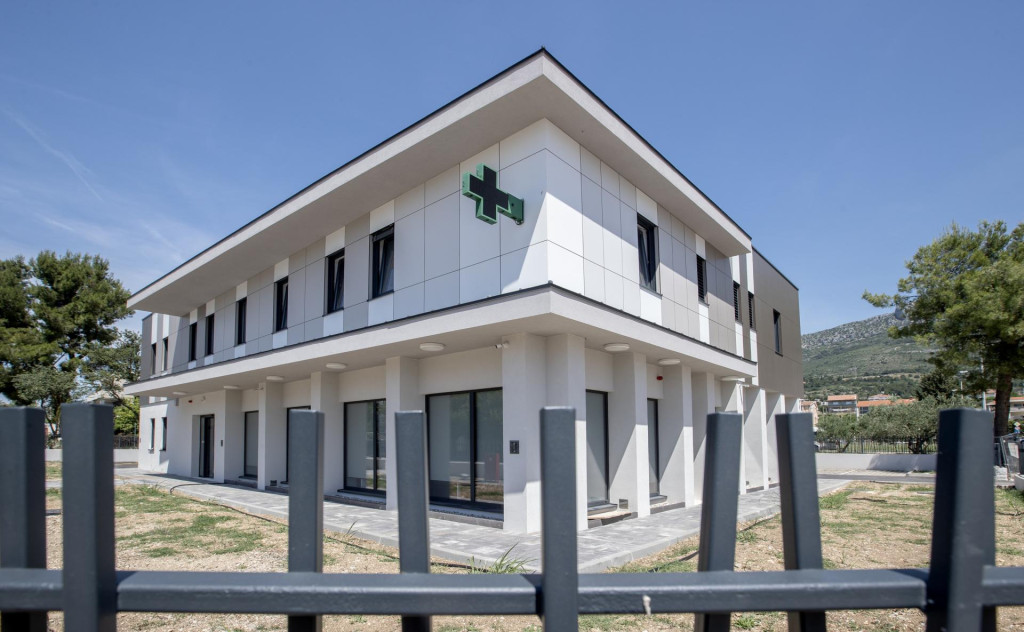 <p>Nova zgrada Ljekarne SDŽ u Ka&scaron;tel Gomilici u zavr&scaron;noj fazi uređenja</p>