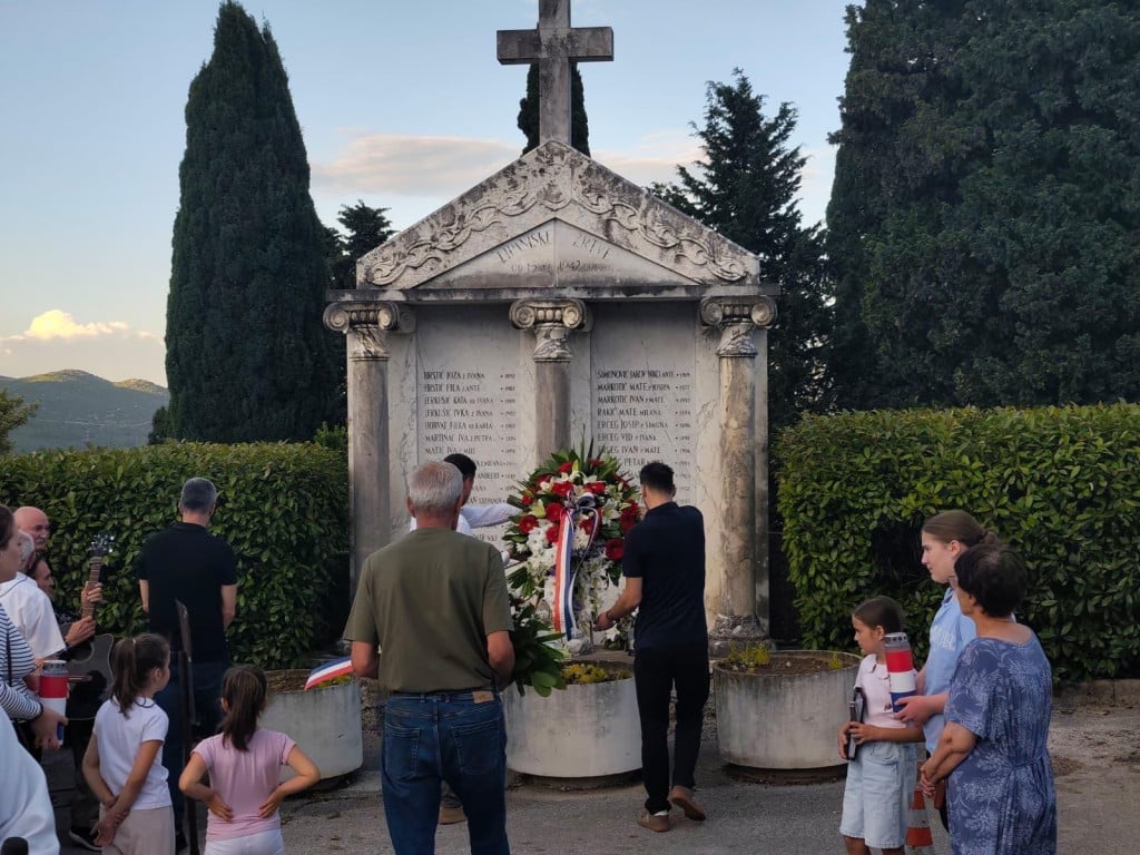 <p>Polaganje cvijeća kod mjesta stradanja na Žbarama</p>