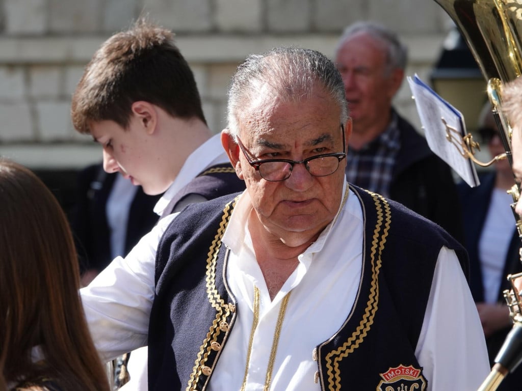 <p>Profesor Glibota i danas u mirovini jo&scaron; uvijek svira</p>