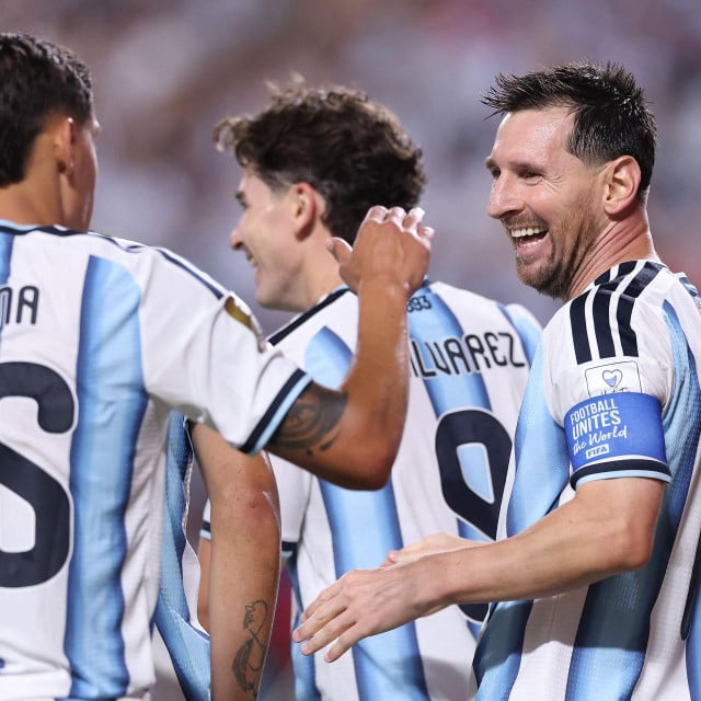 <p>Lionel Messi slavi sa suigračima</p>