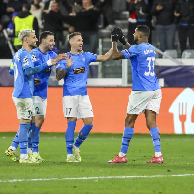 <p>Mislav Or&scaron;ić u dresu Pafosa slavi gol zajedno sa suigračima</p>