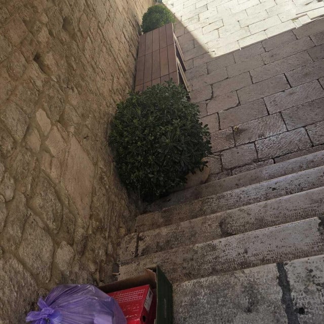 <p>Pusti dizajn i ukrasne pitare, zar nije lip&scaron;e da tamo stoji smeće?!</p>