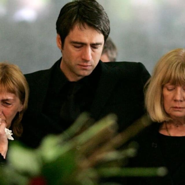 <p>Shrvani Boris Novković s majkom Ozanom na sprovodu svog oca Đorđa Novkovića</p>