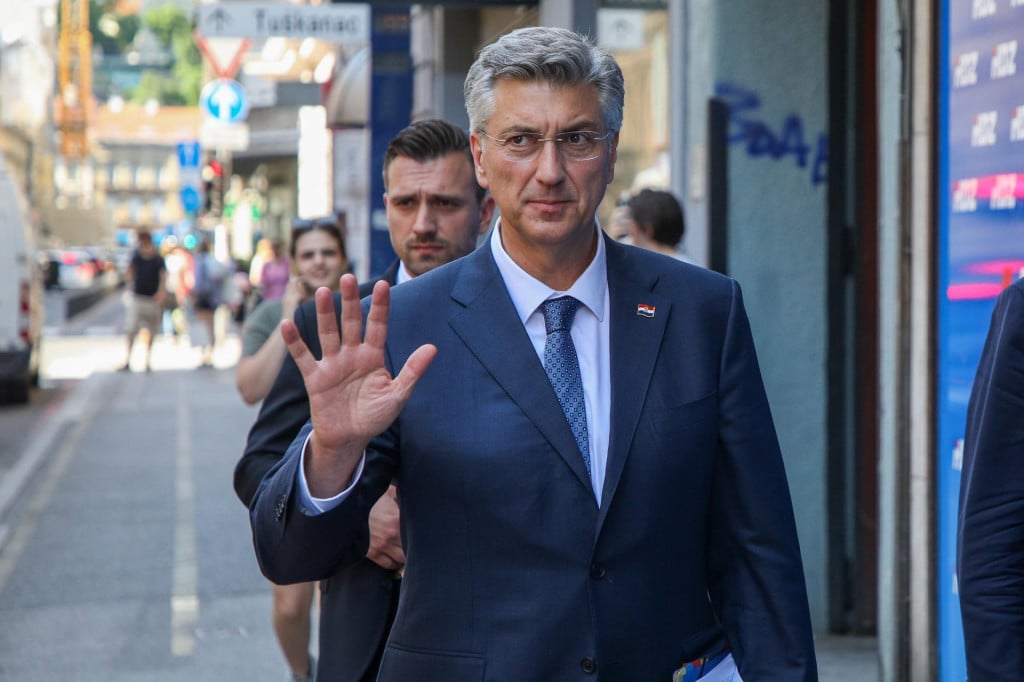<p>Na pitanje &bdquo;usta&scaron;e ili partizani?&ldquo;, Plenković odgovara ovako: Ili!</p>