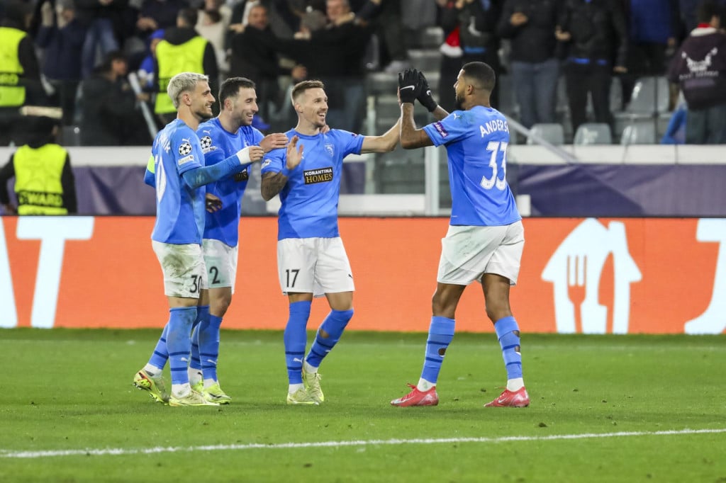 <p>Mislav Or&scaron;ić u dresu Pafosa slavi gol zajedno sa suigračima</p>