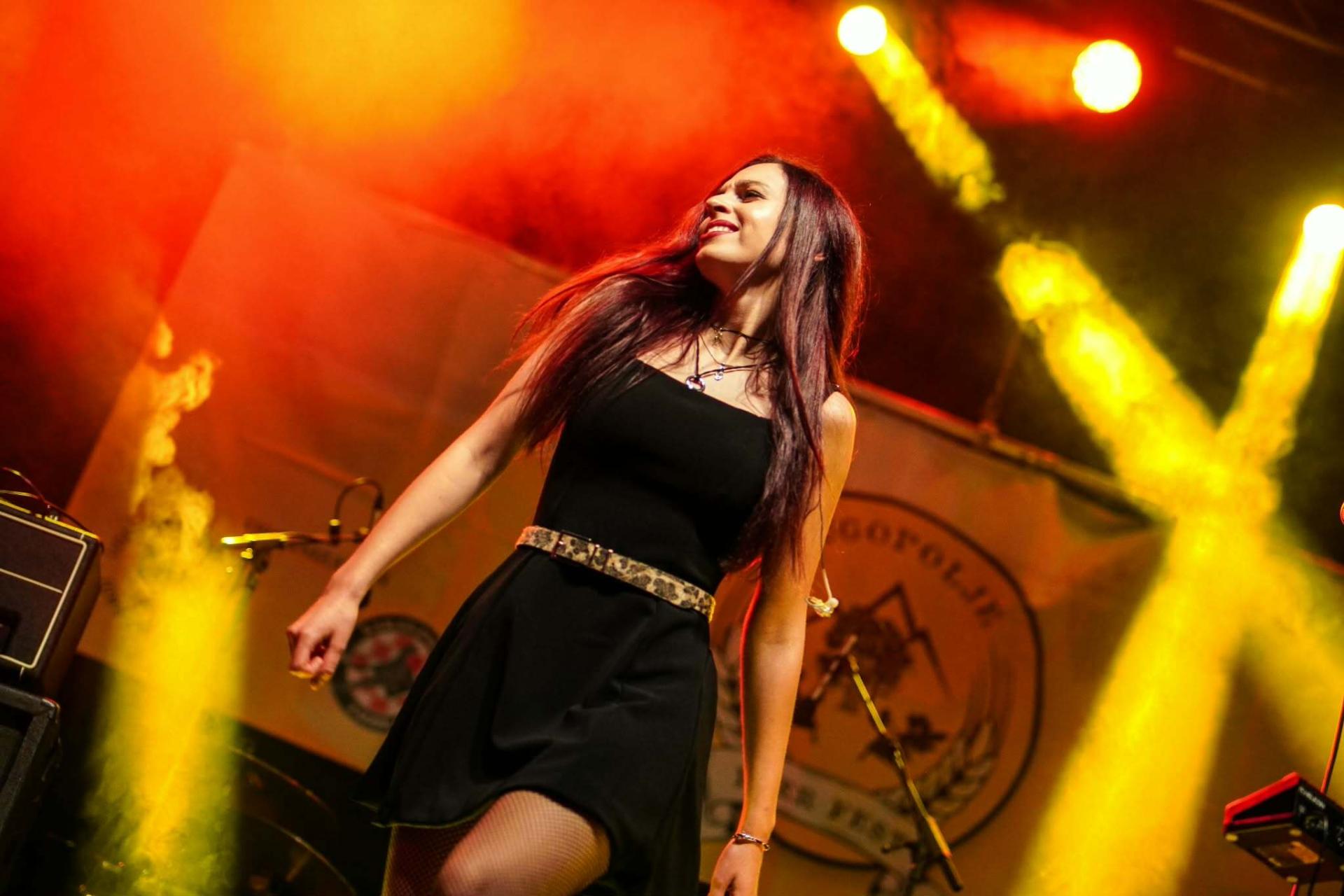 Danju profesorica glazbenog u školi, noću frontmenica rock benda: 25-godišnja Splićanka Sandra razbija stereotipe