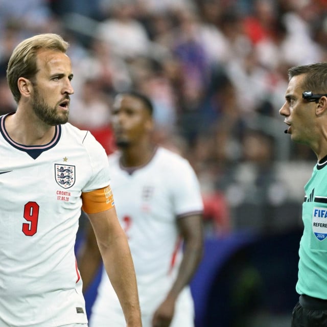 <p>Harry Kane u razgovoru sa sucem</p>