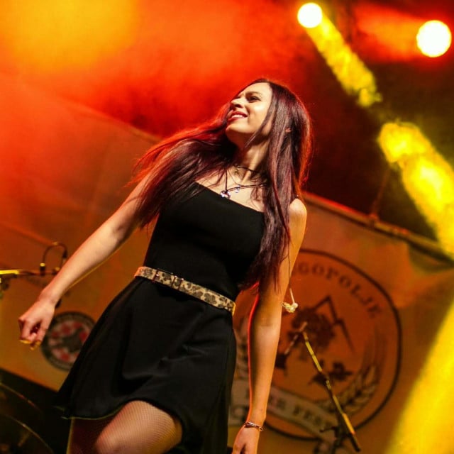 <p>25-godi&scaron;nja Sandra Poljak glazbena je pedagoginja i frontmenica rock benda Vojni rock</p>