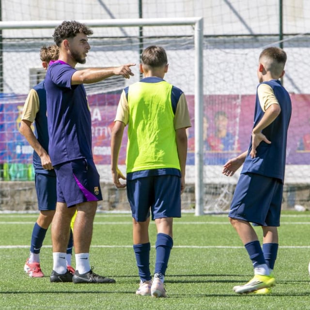 <p>Trener poznate nogometne &scaron;kole &lsquo;La Masia&lsquo;, Ihab Atif, s malim nogometa&scaron;ima u Stobreču&nbsp;<br>
&nbsp;</p>