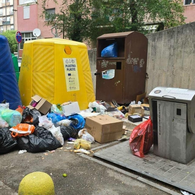 <p>Standardan prizor pored podzemnih kontejnera u &Scaron;ibeniku</p>