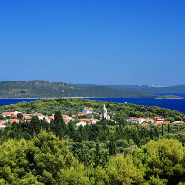 <p>Dugi otok, 260609. Dugi otok je jedva 1,5 sat udaljen od Zadra, jedan je od skrivenih Jadransih bisera. Sa raznolikom prirodom i plazama, cistim morem, on je namjenjen gostima koji vise cijene prirodu od zabave. Na slici: Bozava.