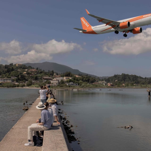 <p>Turisti na grčkom otoku Corfu gledaju slijetanje zrakoplova. Turizam je bitna stavka u grčkom BDP-u</p>

<p>&nbsp;</p>