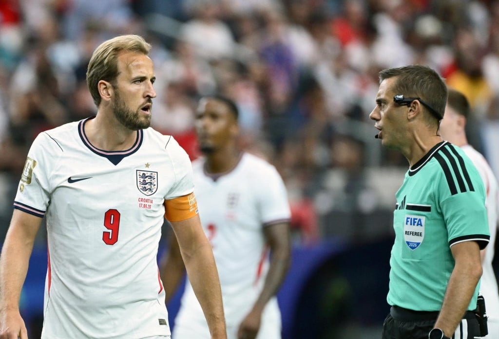 <p>Harry Kane u razgovoru sa sucem</p>