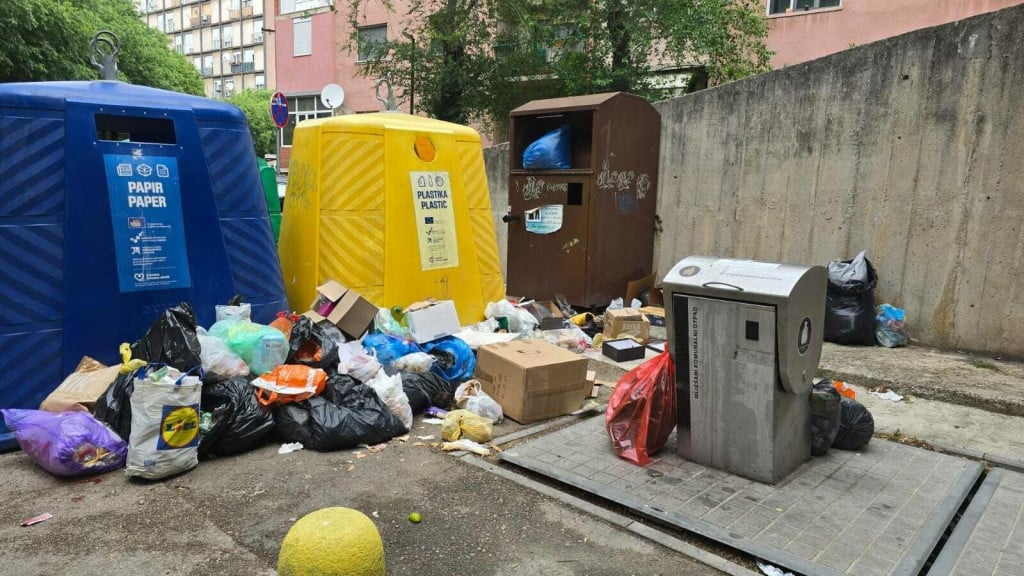 <p>Standardan prizor pored podzemnih kontejnera u &Scaron;ibeniku</p>