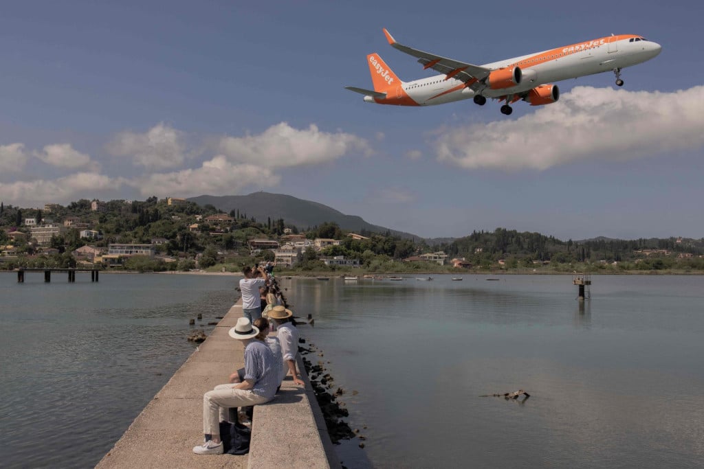<p>Turisti na grčkom otoku Corfu gledaju slijetanje zrakoplova. Turizam je bitna stavka u grčkom BDP-u</p>

<p>&nbsp;</p>