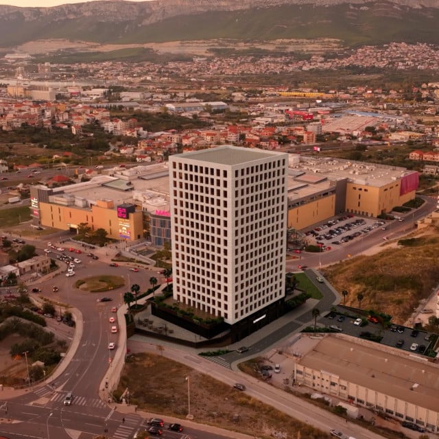 <p>ADRIA SKY TOWER</p>