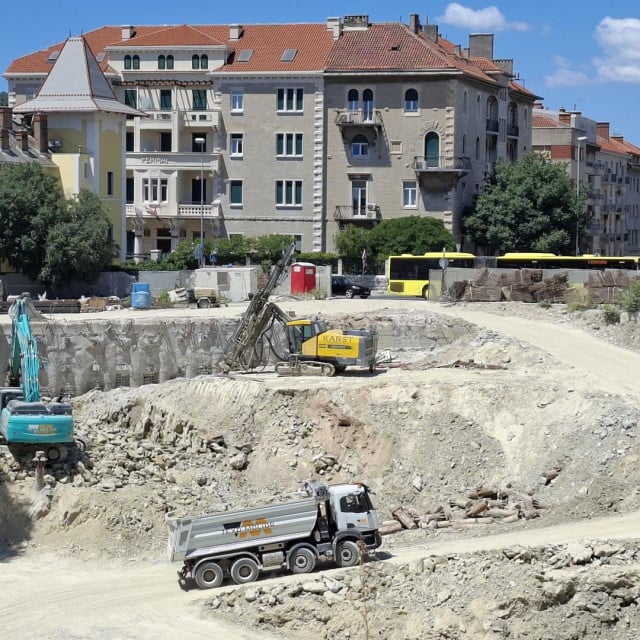 <p>Građevinski radovi na gradili&scaron;tu poslovno-garažnog centra Small Mall</p>