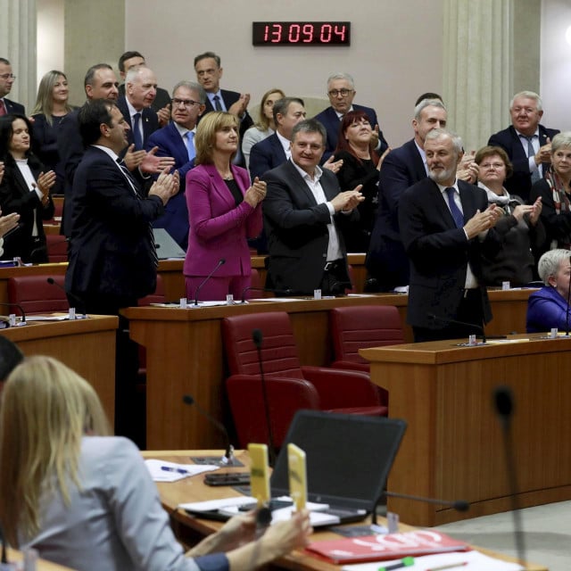 <p>U Saboru se nakon dugo vremena zaorio gromoglasni pljesak zastupnika s obiju strana (ilustracija)&nbsp;</p>

<p>&nbsp;</p>

<p>&nbsp;</p>