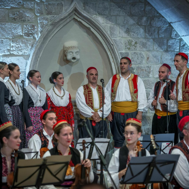 <p>FA Linđo u Kneževu dvoru održati će tradicionalni koncert kojim će se pokazati bogatstvo Hrvatske folklorne glazbe</p>