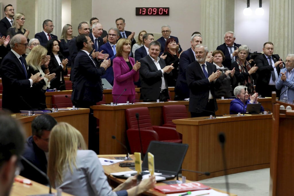 <p>U Saboru se nakon dugo vremena zaorio gromoglasni pljesak zastupnika s obiju strana (ilustracija)&nbsp;</p>

<p>&nbsp;</p>

<p>&nbsp;</p>