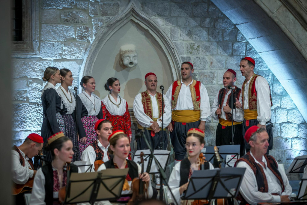 <p>FA Linđo u Kneževu dvoru održati će tradicionalni koncert kojim će se pokazati bogatstvo Hrvatske folklorne glazbe</p>