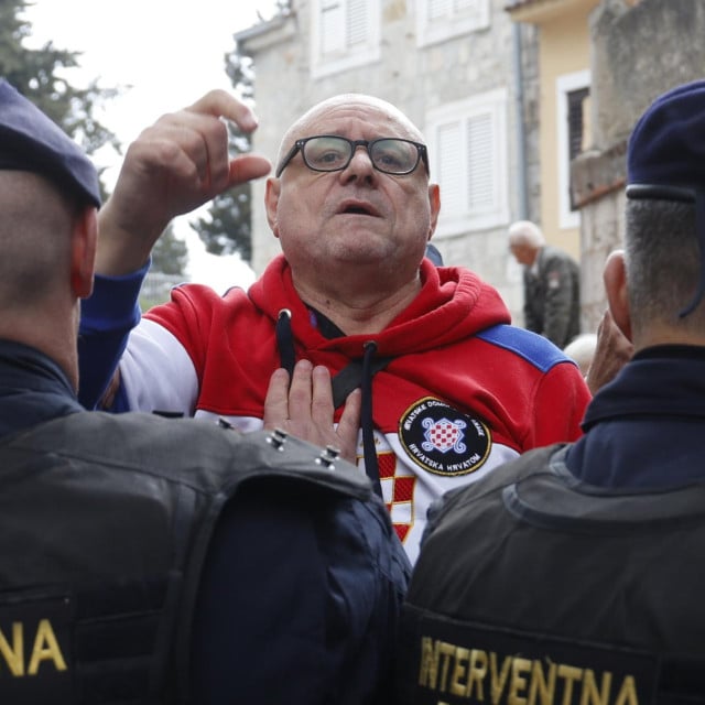 <p>Dražen Keleminec na prosvjedu od 28. veljače&nbsp;pred kućom Dežulovićevih roditelja&nbsp;&nbsp;<br>
&nbsp;</p>