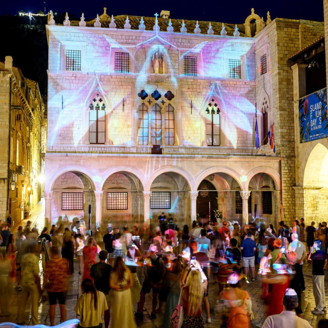 <p>Svjetlosni &lsquo;rukopis&lsquo; na pročelju palače Sponza</p>