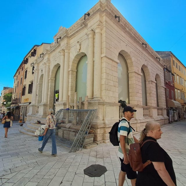 <p>Zavr&scaron;ena je obnova kamene fasade na Loži</p>