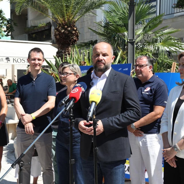 <p>Na gradskoj rivi su SDP i Možemo! održali konferenciju za medije u sklopu kampanje &lsquo;Plenkovićeva inflacija&lsquo;</p>