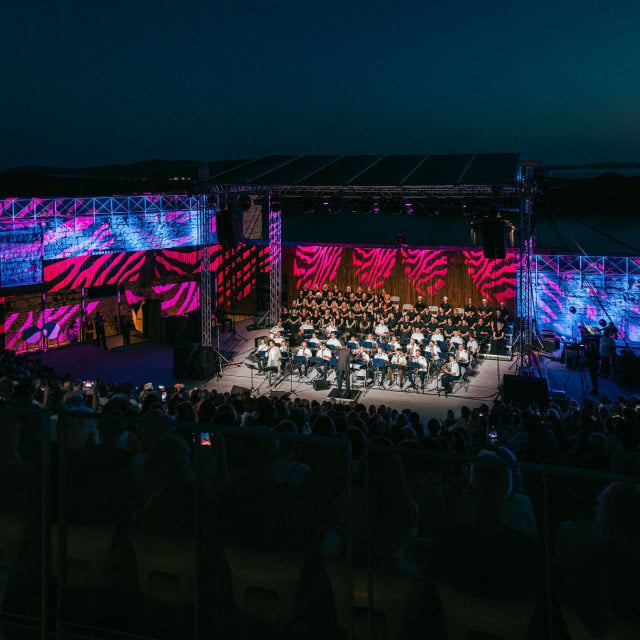 <p>Na tvrđavi sv. Mihovila održan koncert posvećen Vici Vukovu</p>