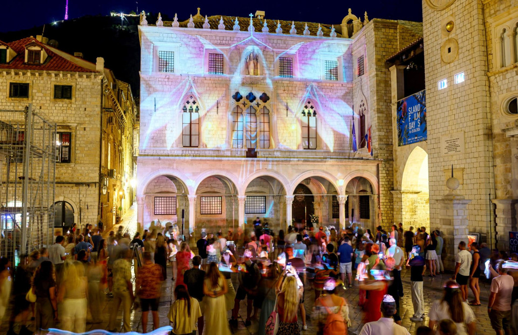 <p>Svjetlosni &lsquo;rukopis&lsquo; na pročelju palače Sponza</p>